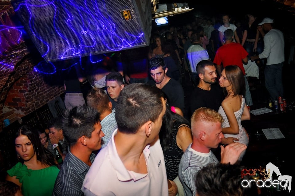 Distracţie în Club Escape, 