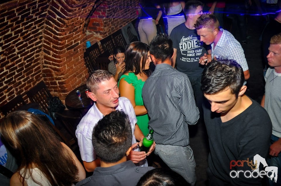 Distracţie în Club Escape, 