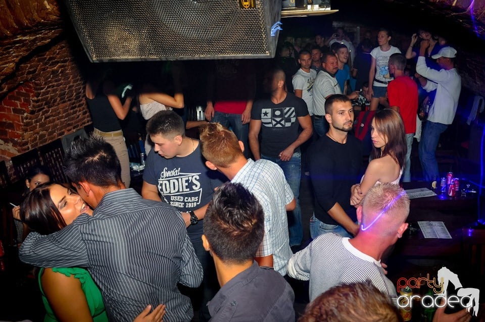 Distracţie în Club Escape, 