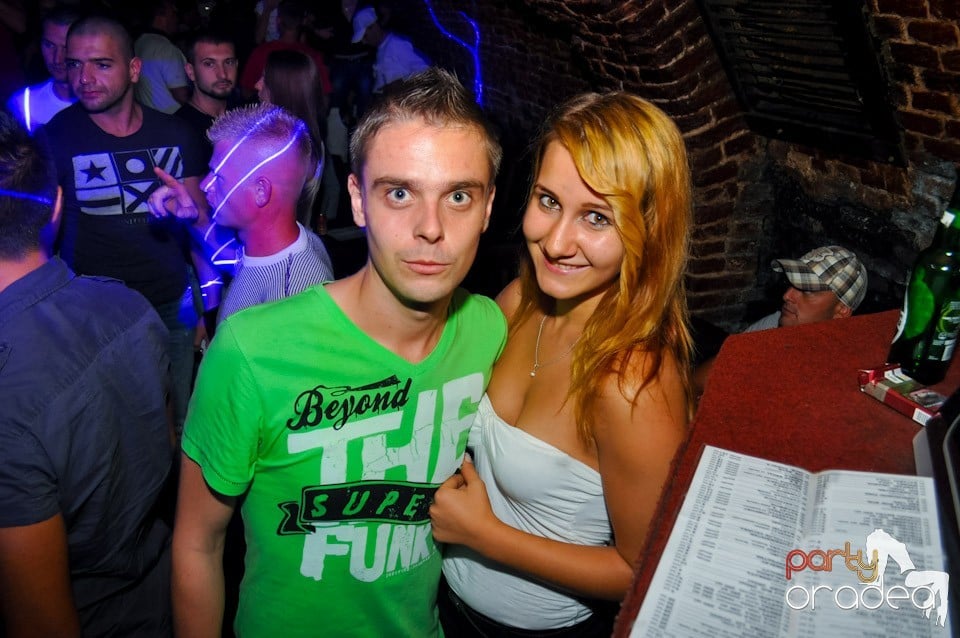 Distracţie în Club Escape, 