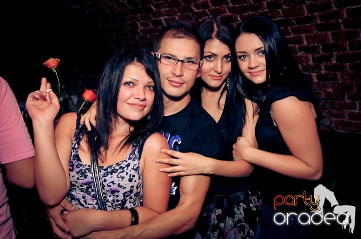 Distracţie în Club Escape, 