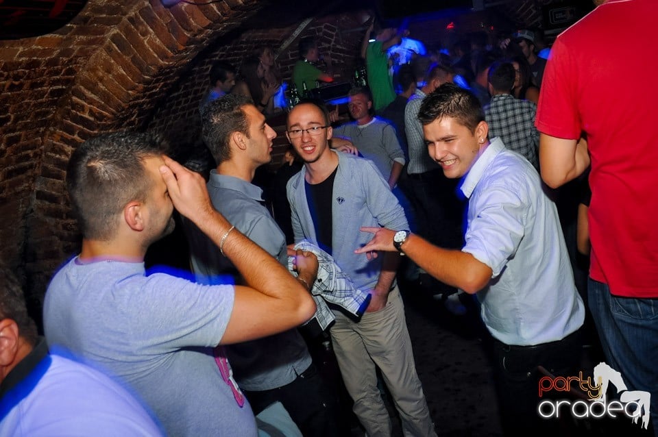 Distracţie în Club Escape, 