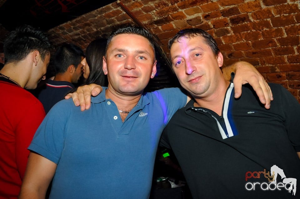 Distracţie în Club Escape, 