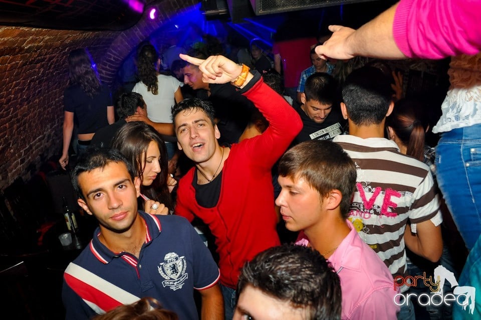 Distracţie în Club Escape, 