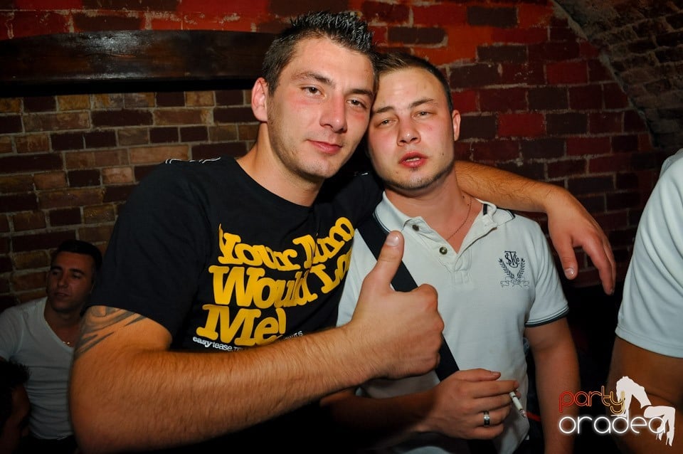 Distracţie în Club Escape, 