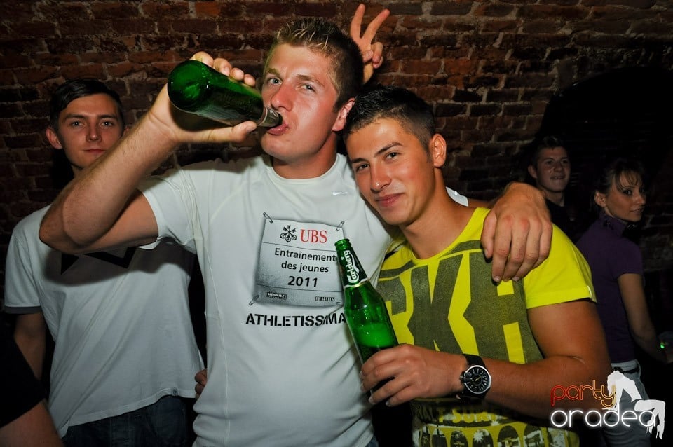 Distracţie în Club Escape, 