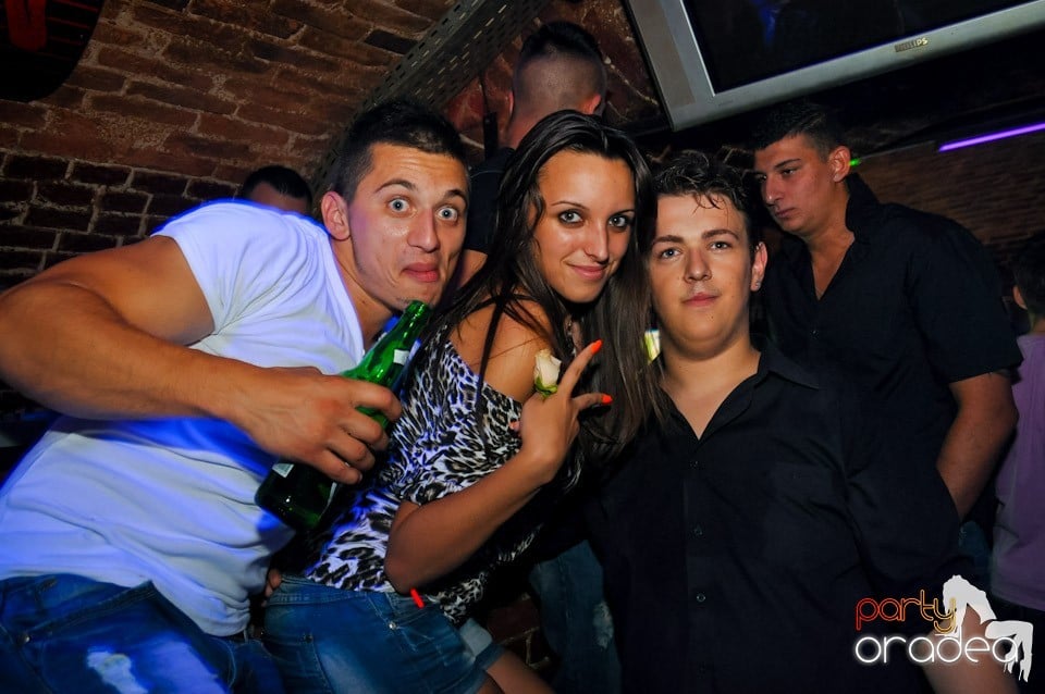 Distracţie în Club Escape, 