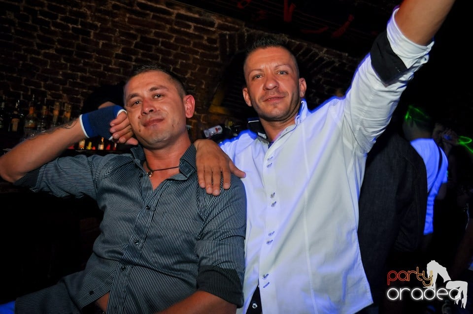 Distracţie în Club Escape, 