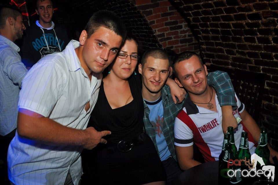 Distracţie în Club Escape, 