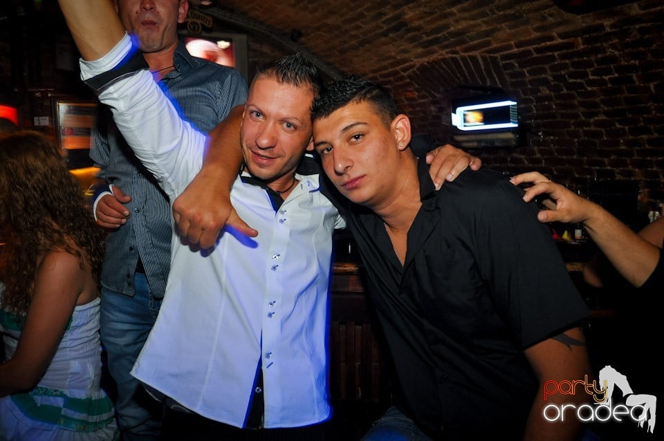 Distracţie în Club Escape, 