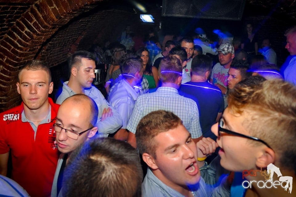 Distracţie în Club Escape, 