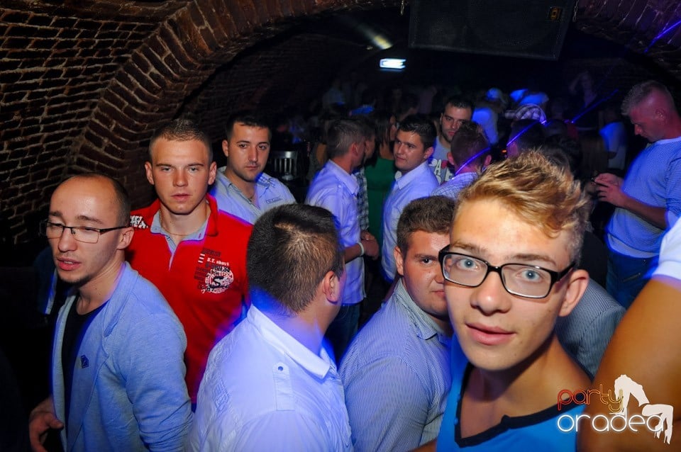 Distracţie în Club Escape, 