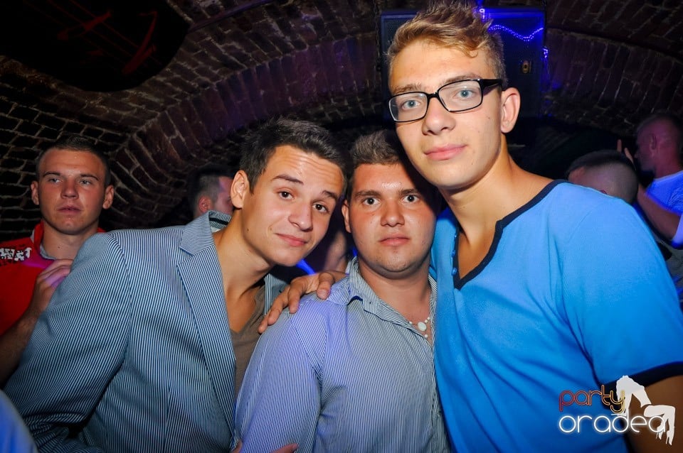 Distracţie în Club Escape, 