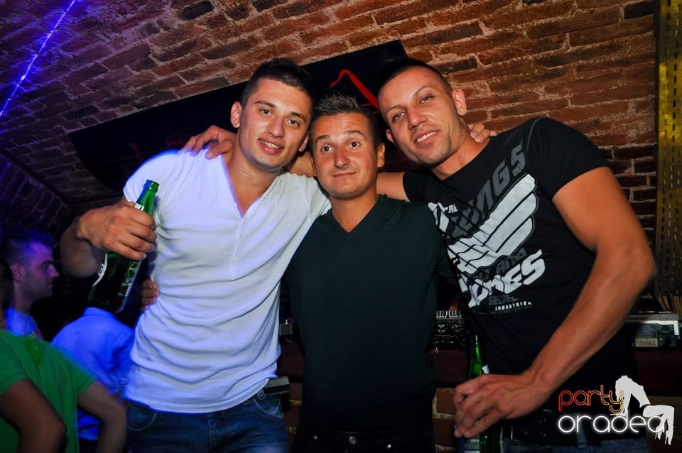 Distracţie în Club Escape, 