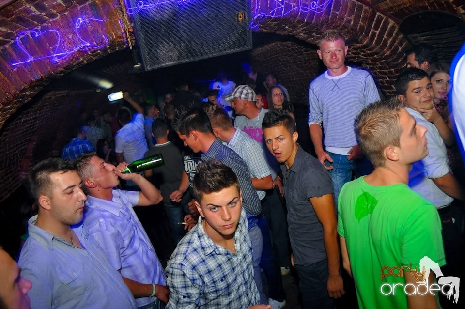 Distracţie în Club Escape, 