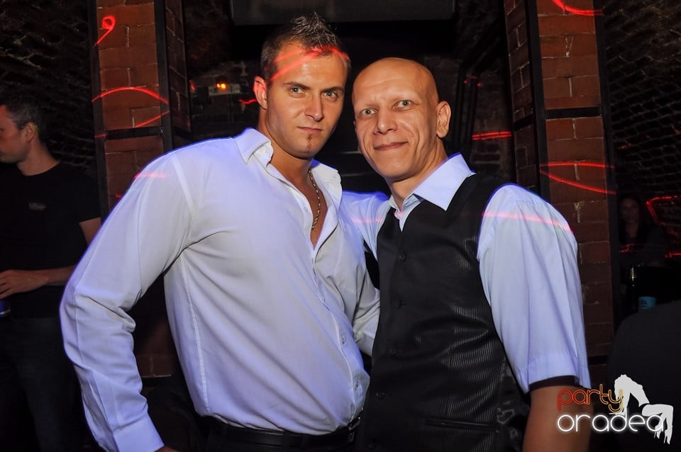 Distracţie în Club Escape,