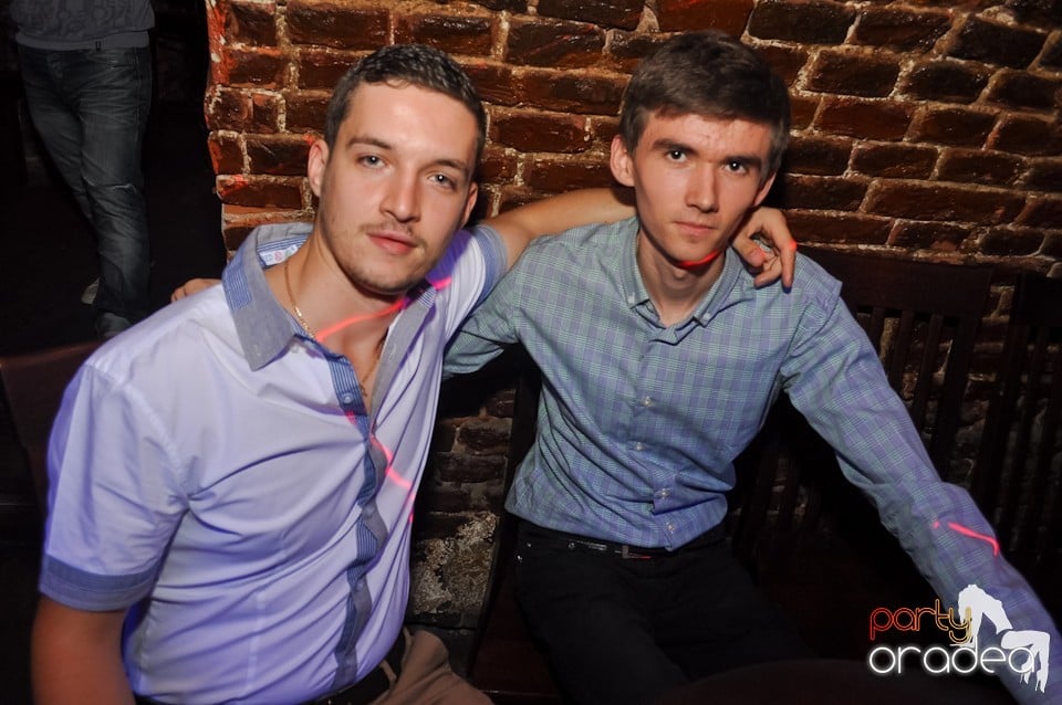 Distracţie în Club Escape,