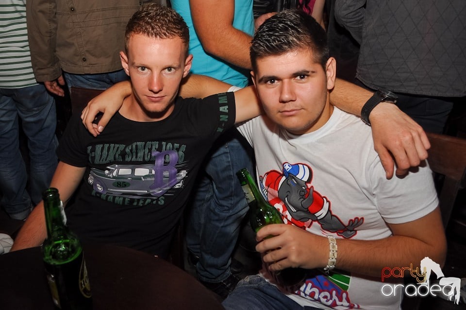 Distracţie în Club Escape,