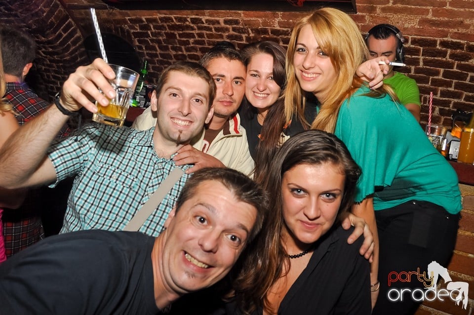 Distracţie în Club Escape,