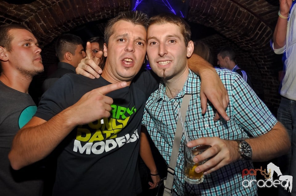 Distracţie în Club Escape,