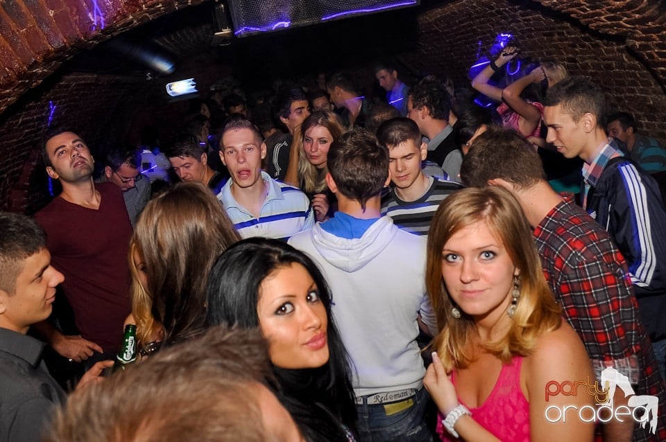 Distracţie în Club Escape,