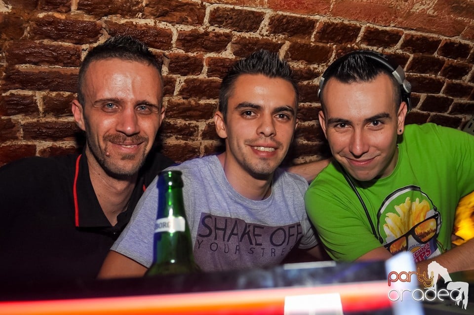 Distracţie în Club Escape,