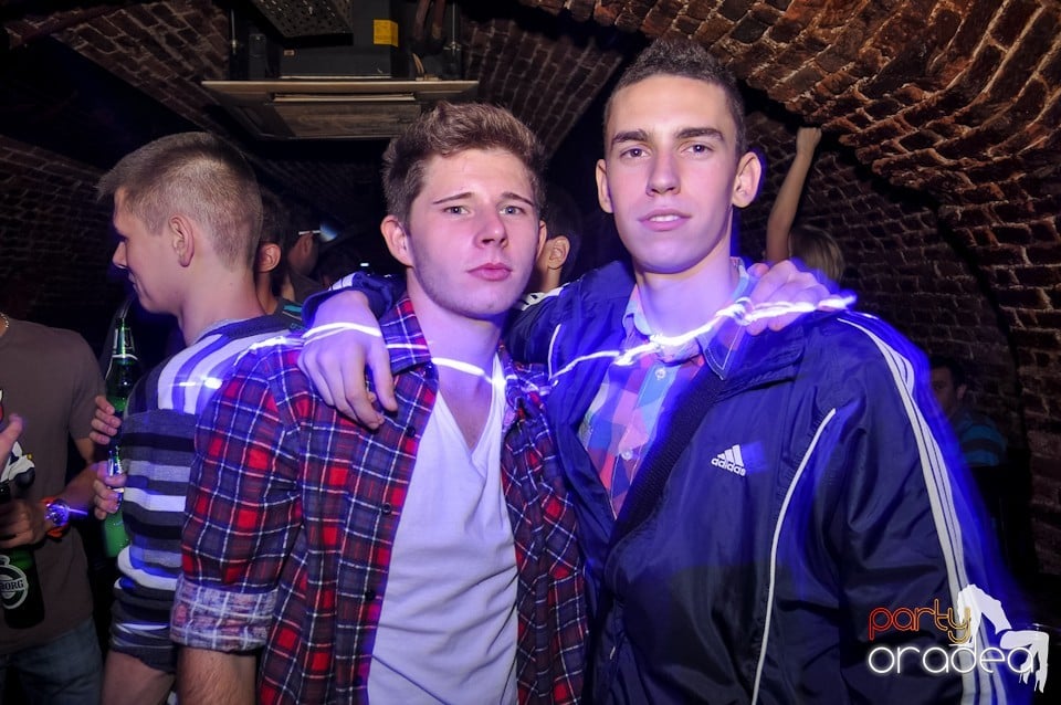 Distracţie în Club Escape,