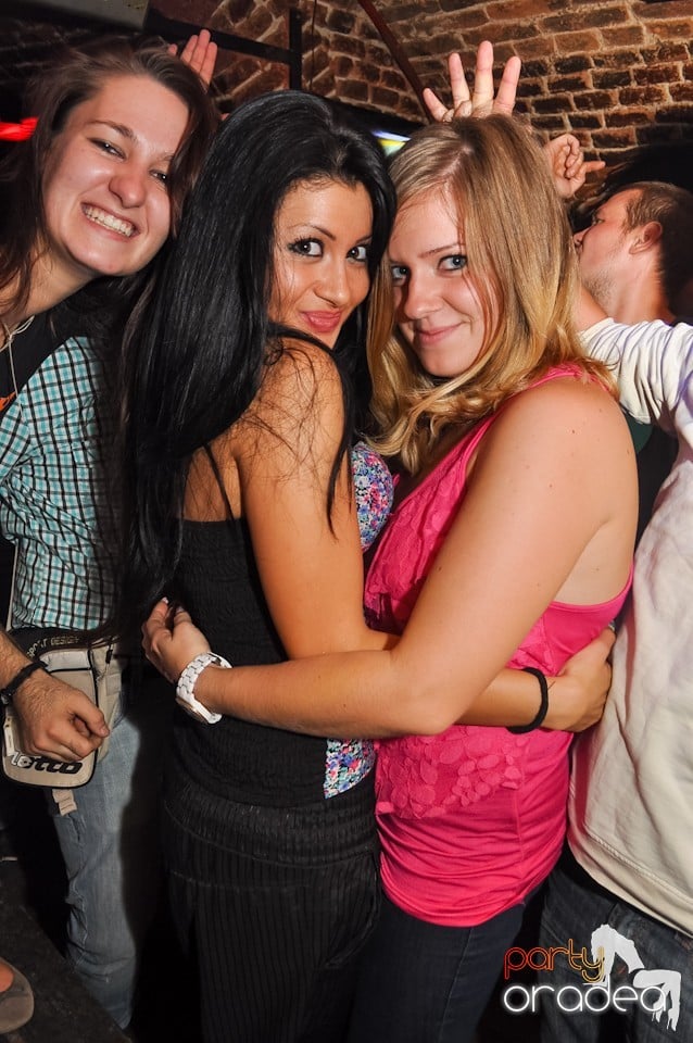 Distracţie în Club Escape,