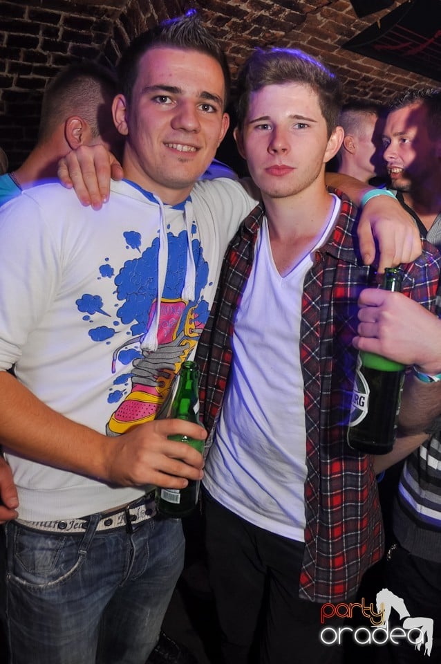 Distracţie în Club Escape,