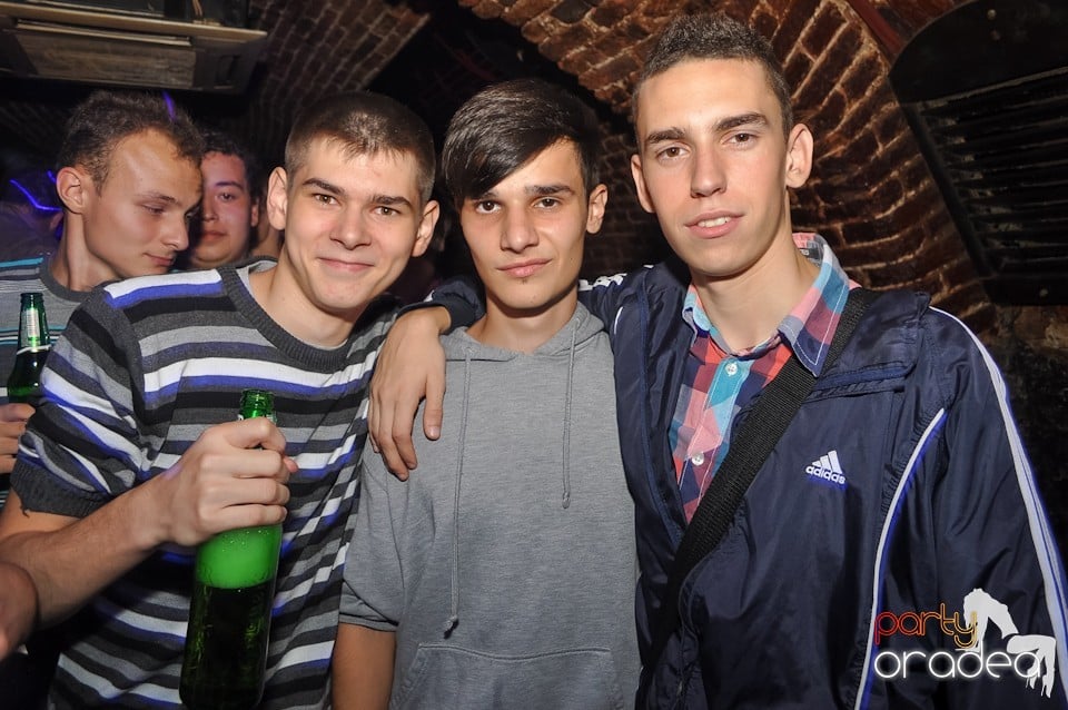 Distracţie în Club Escape,