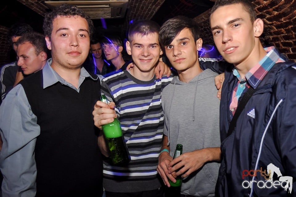 Distracţie în Club Escape,