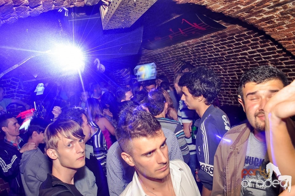 Distracţie în Club Escape,