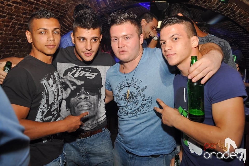 Distracţie în Club Escape,