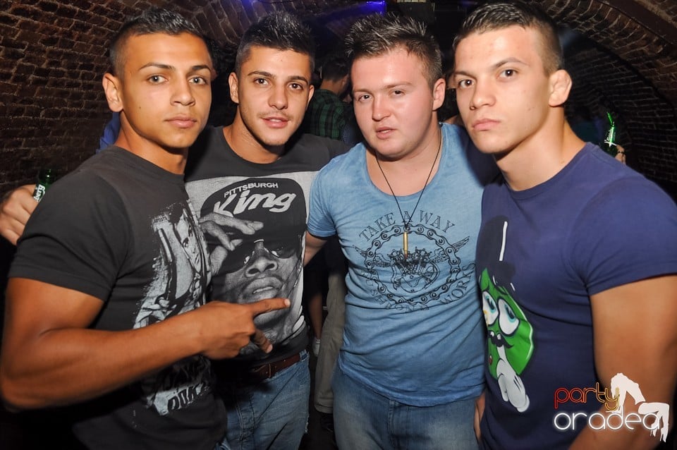 Distracţie în Club Escape,