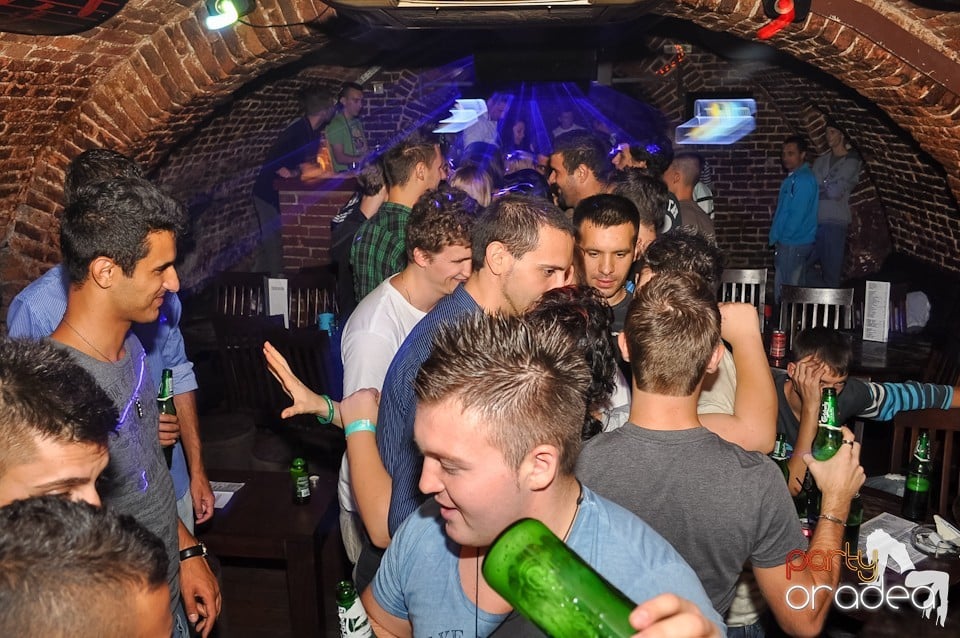 Distracţie în Club Escape,