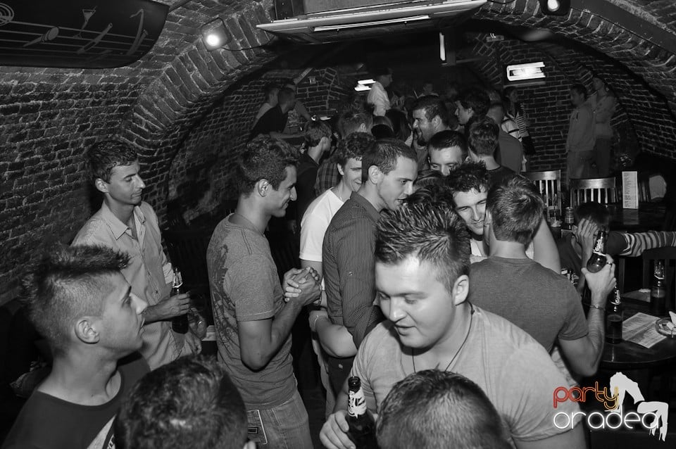 Distracţie în Club Escape,