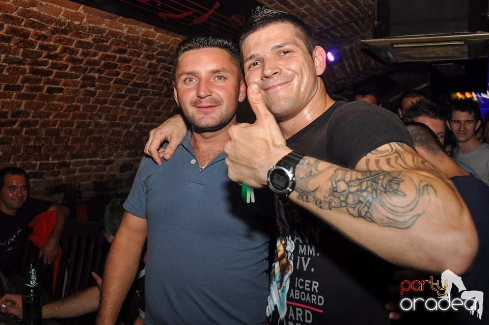 Distracţie în Club Escape,