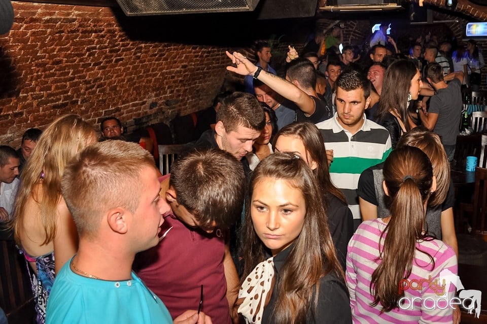 Distracţie în Club Escape,