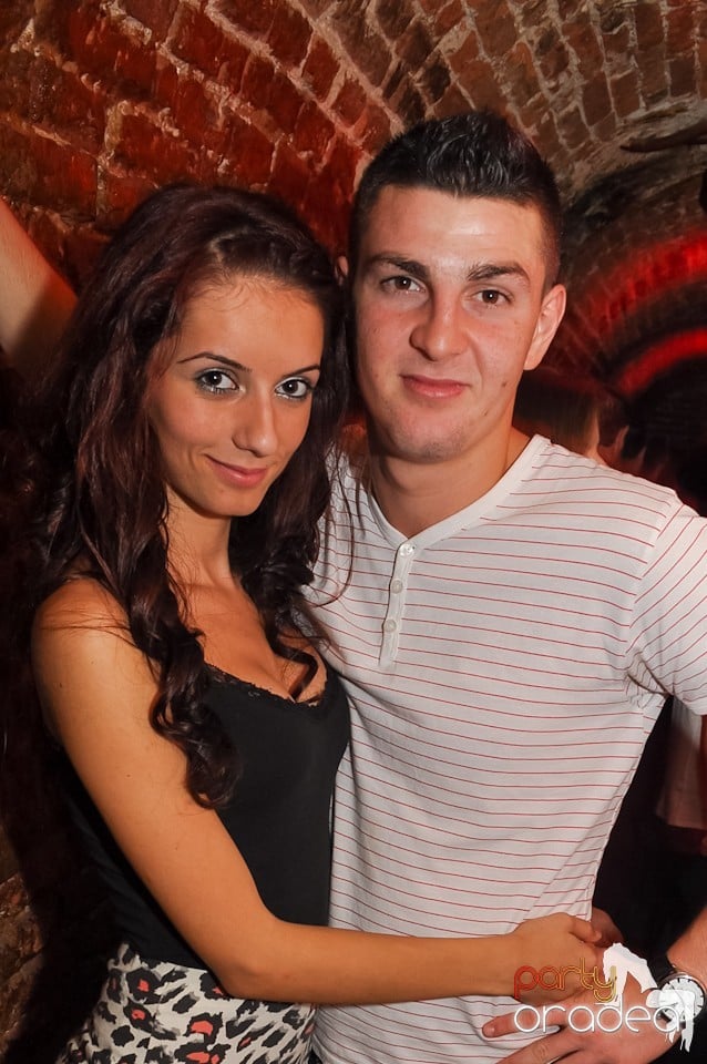 Distracţie în Club Escape,