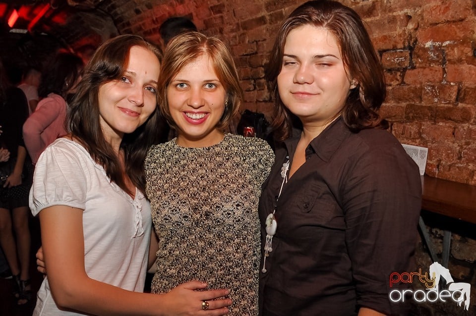 Distracţie în Club Escape,