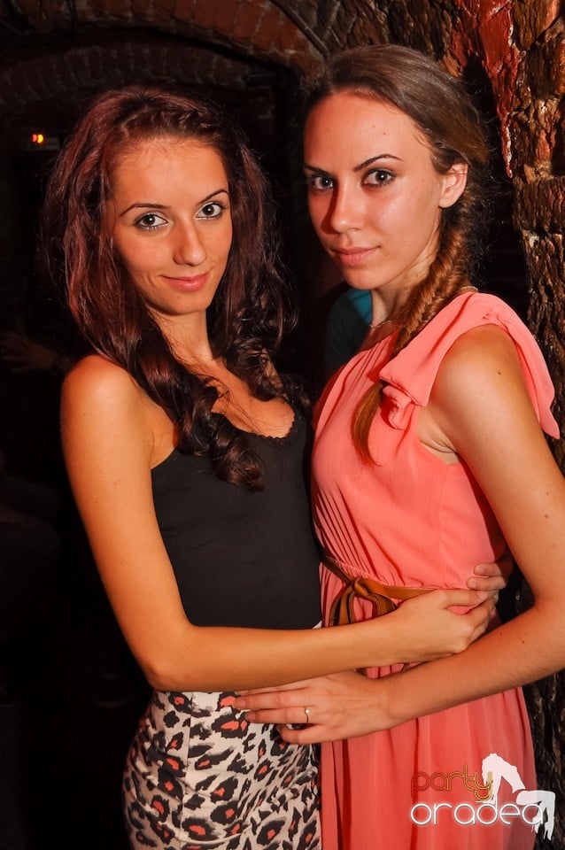 Distracţie în Club Escape,