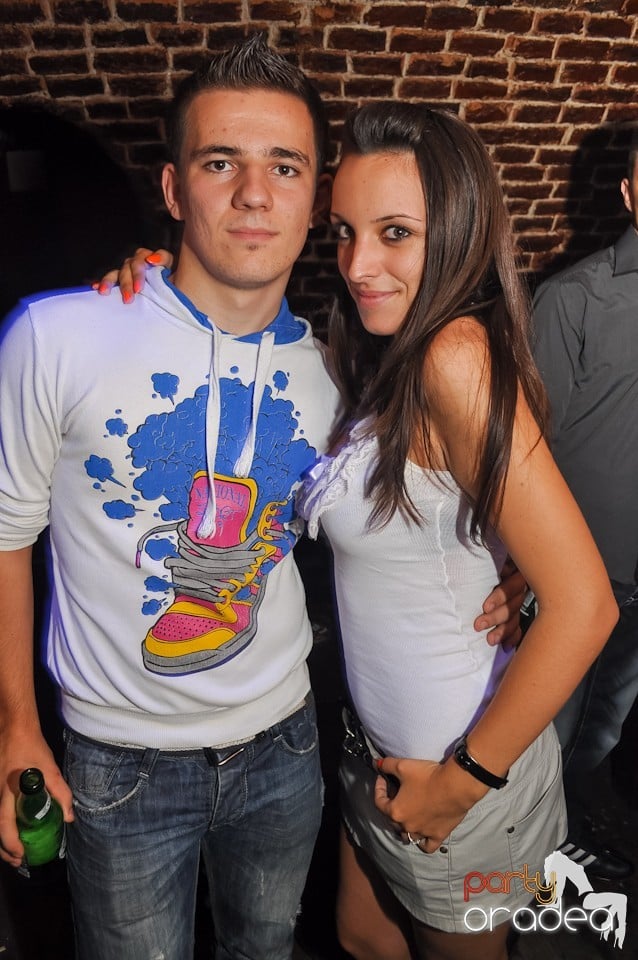 Distracţie în Club Escape,