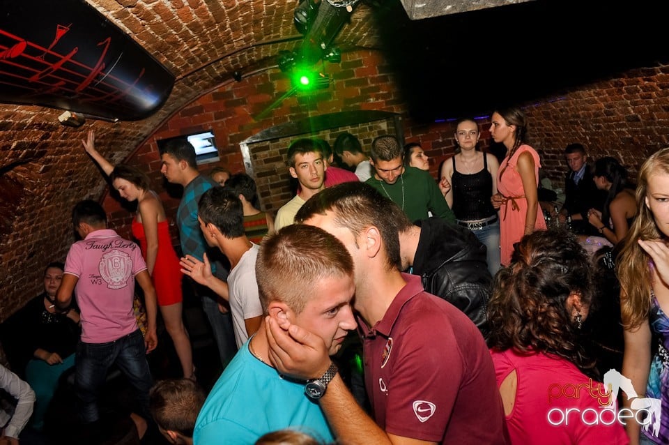 Distracţie în Club Escape,
