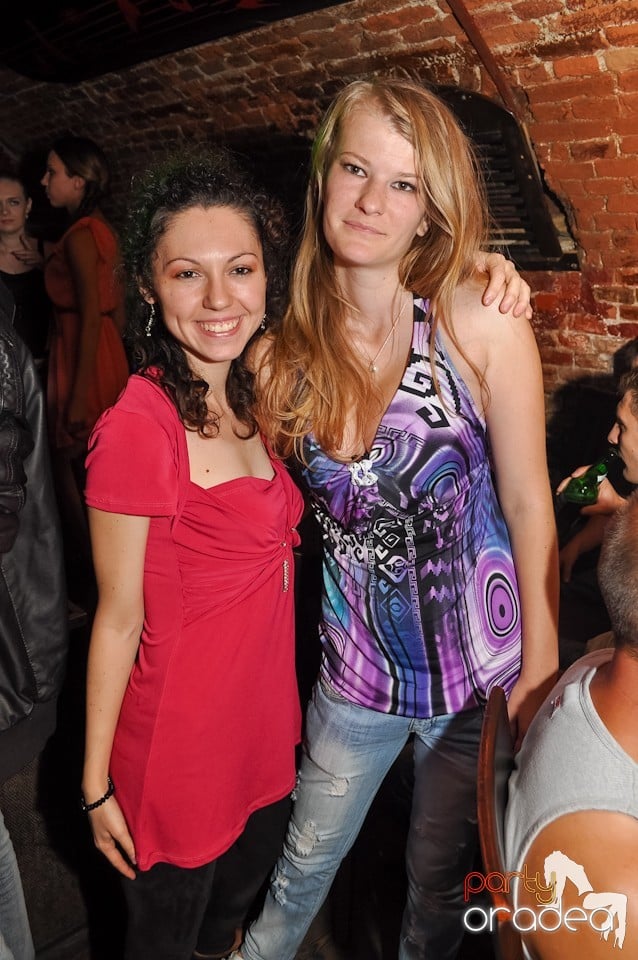 Distracţie în Club Escape,