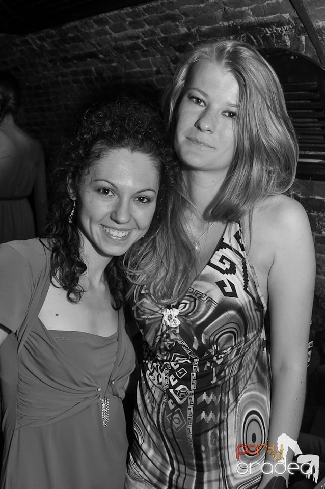 Distracţie în Club Escape,
