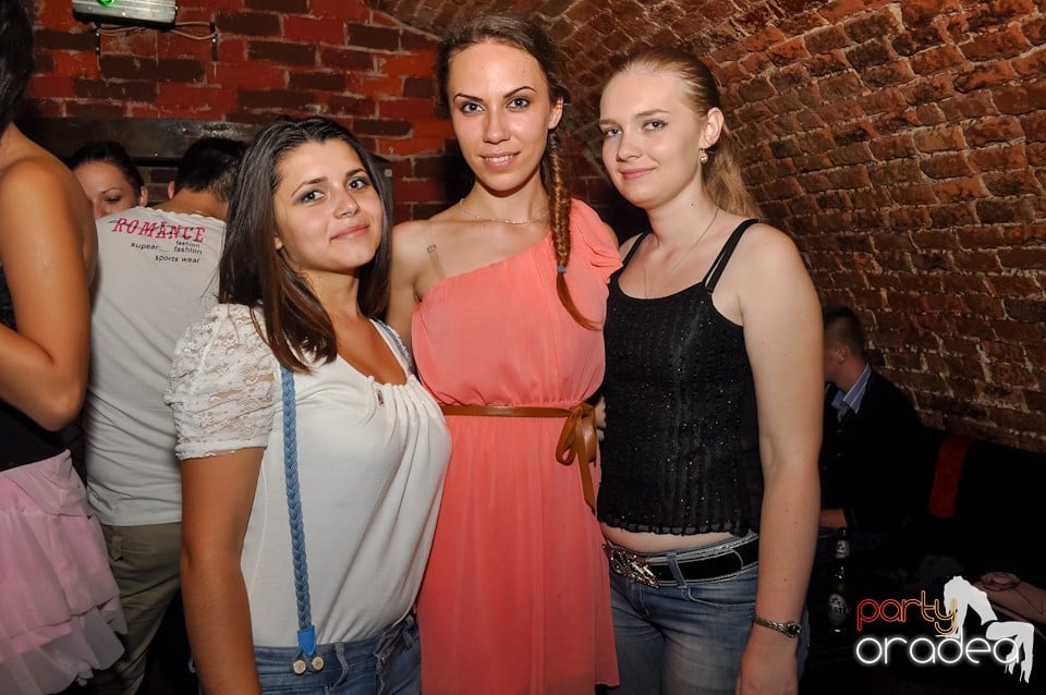 Distracţie în Club Escape,