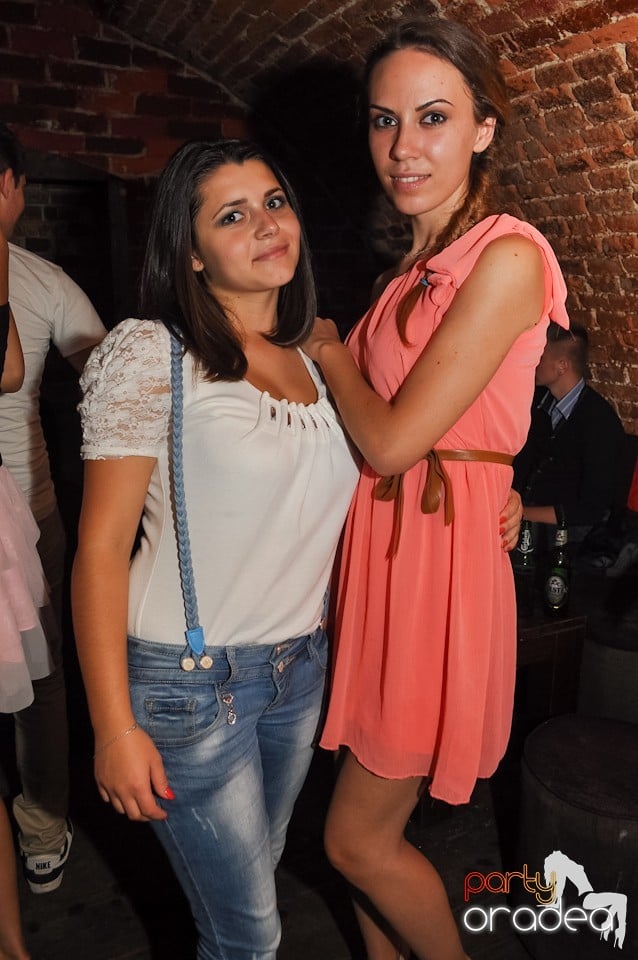 Distracţie în Club Escape,