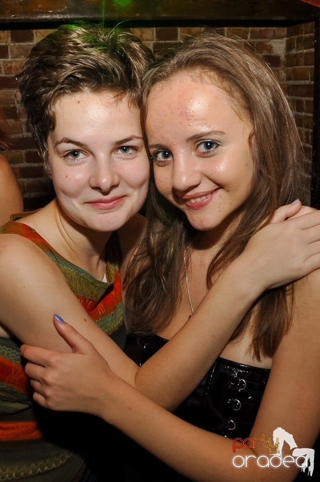 Distracţie în Club Escape,