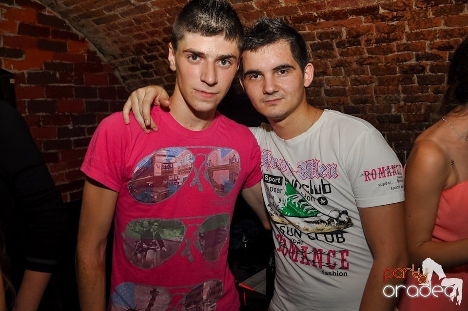 Distracţie în Club Escape,