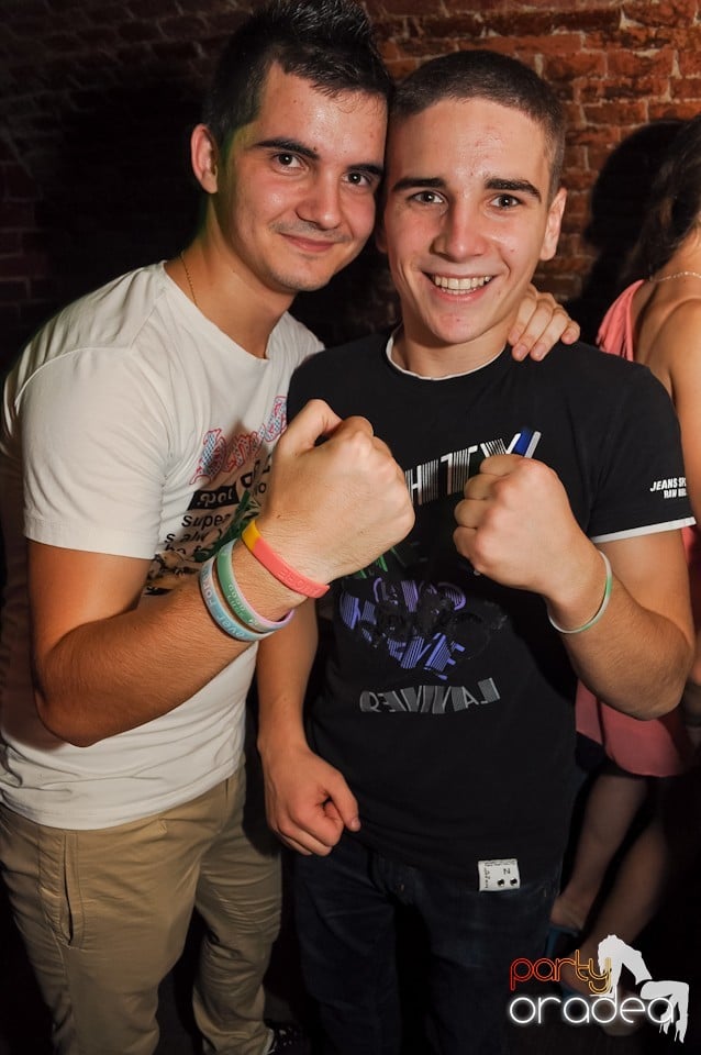 Distracţie în Club Escape,